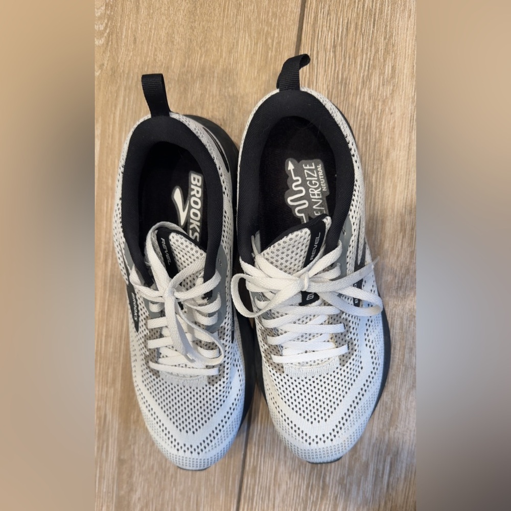 Brooks Revel Athletic Shoes - White and Black size 9 - Picture 2 of 6